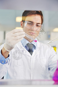 科學博士學生在光明實驗室中的多學科探索 化學教育、醫學及試驗發展的交匯